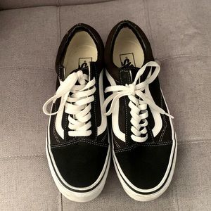 Vans Old Skool Black and White Sneaker.
